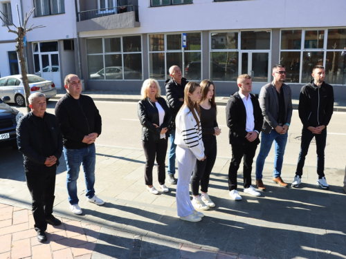 FOTO: Svi sveti - U Prozoru zapaljene svijeće za poginule i preminule branitelje