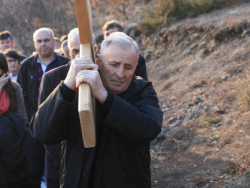 FOTO: Fra Andrija Jozić predvodio Križni put na Uzdolu