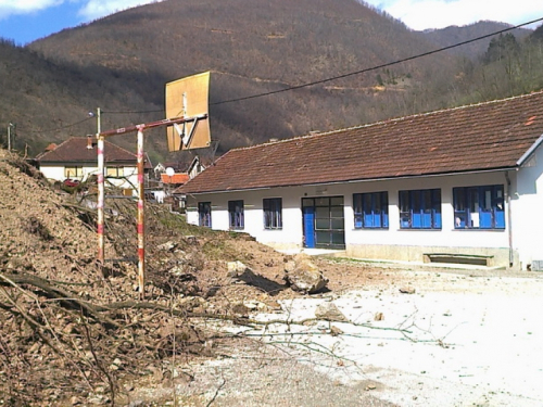 FOTO: Odron zemlje na Ustirami zamalo koban za učenike