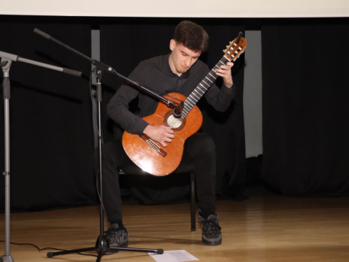 FOTO: U Prozoru predstavljena slikovnica Magdalene Jeličić ''Djed, dječak i računalo''