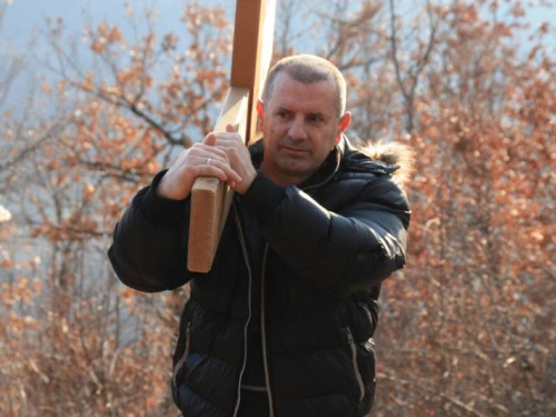 FOTO: Fra Andrija Jozić predvodio Križni put na Uzdolu