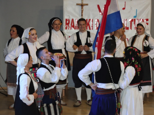 FOTO/VIDEO: Večer folklora u Prozoru