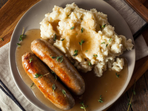 Kobasice, pire i umak: Jednostavan recept za uživanje u svakom zalogaju