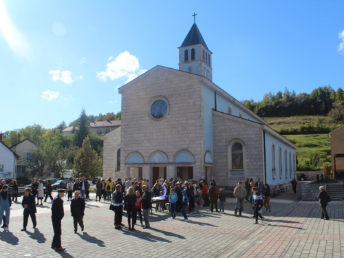 FOTO: Misijska prodajna izložba u župi Prozor