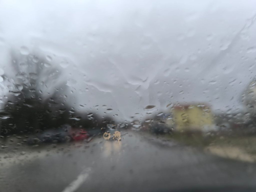 Kolnici mokri, snijeg na pojedinim planinskim prijevojima