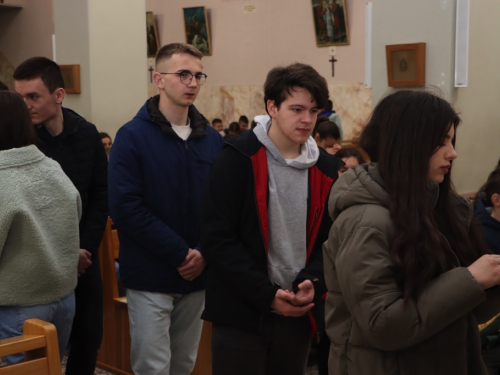 FOTO: Križni put mladih Fojničkog arhiđakonata u župi Rama-Šćit