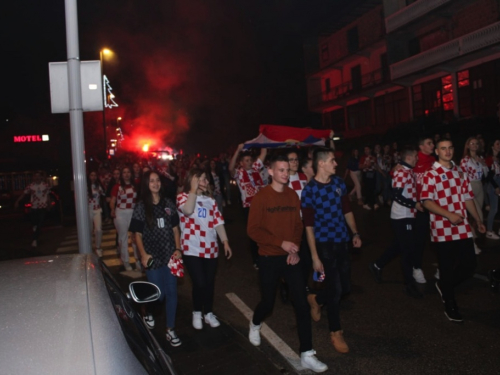 FOTO/VIDEO: Ludnica na ulicama Prozora! Pogledajte kako je proslavljena pobjeda Hrvatske