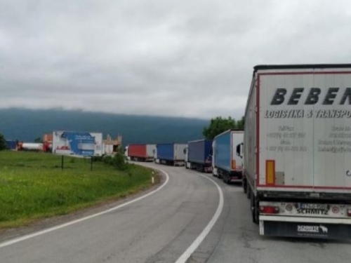 Gužva na graničim prijelazima BiH i Hrvatske, kolone sežu i do 10 kilometara