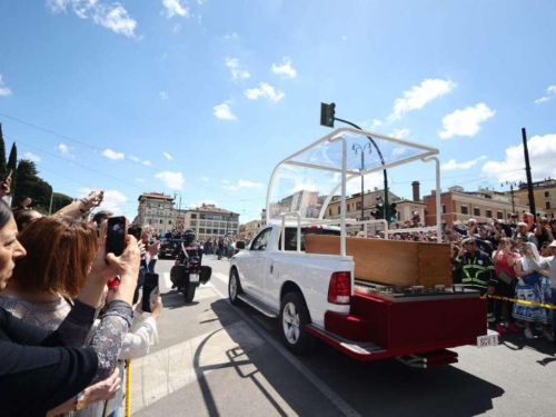 Papa Franjo pokopan u bazilici svete Marije Velike