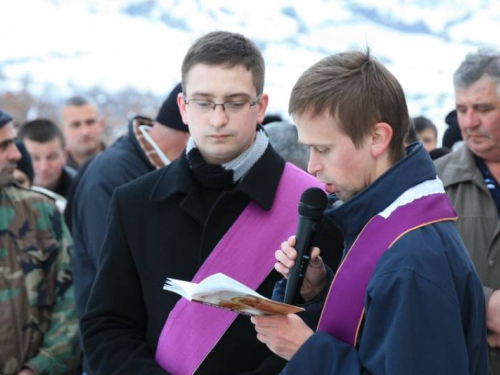 FOTO: Vlč. Ivan Karača predvodio Križni put na Uzdolu