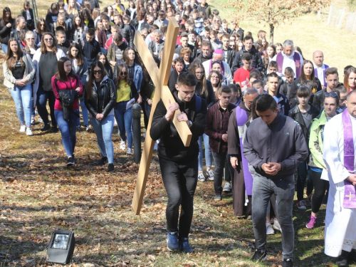 FOTO/VIDEO: Nadbiskupijski križni put mladih na Šćitu