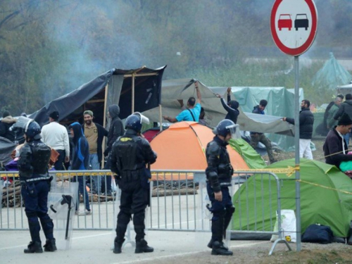 Stotinjak migranata iz Bihaća prebačeno u Sarajevo