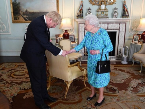 Kraljica odobrila suspenziju britanskog parlamenta