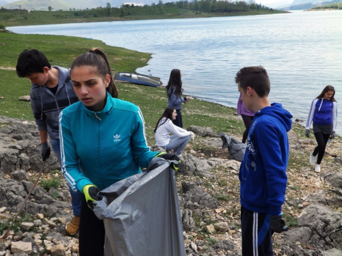 FOTO: Učenici u akciji čišćenja obale Ramskog jezera