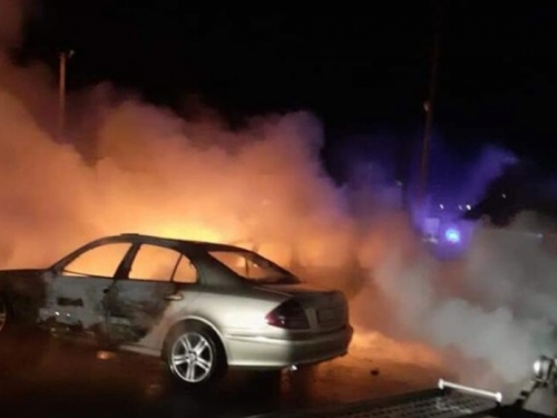 Vitez: U autokući izgorjelo više automobila