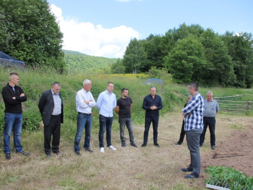 FOTO: Udruga ''Naša zemlja'' Jurići započela probnu poljoprivrednu proizvodnju