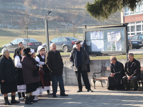 U Prozoru svečano otvoren Božićni sajam