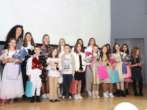 FOTO: Ines Markešić i Magdalena Zadro pobjednice dječjeg festivala ''Mala Rama 2024.''
