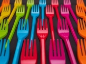 Engleska zabranjuje plastični pribor za jelo i tanjure za jednokratnu upotrebu