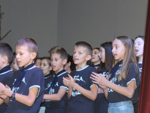 FOTO: Božićna priredba OŠ Marka Marulića Prozor