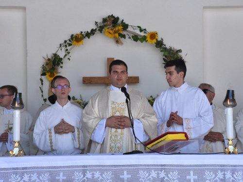 FOTO/VIDEO: Mlada misa vlč. Tomislava Varele