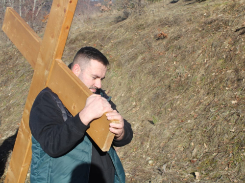 FOTO: Pobožnost križnog puta u župi Uzdol