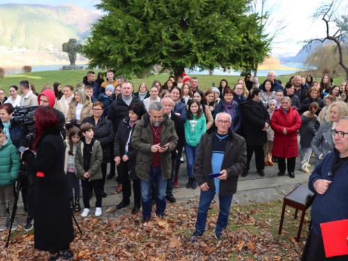 FOTO: Na Šćitu uprizorene žive jaslice