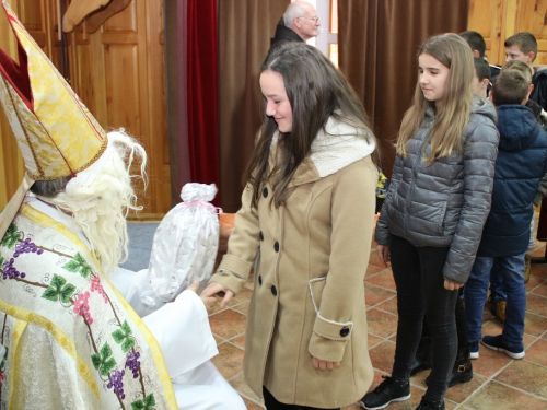 FOTO: Sv. Nikola i ove godine razveselio djecu u župi Rama Šćit