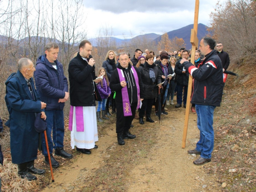 FOTO: Vlč. Ljubo Zadrić predvodio križni put na Uzdolu