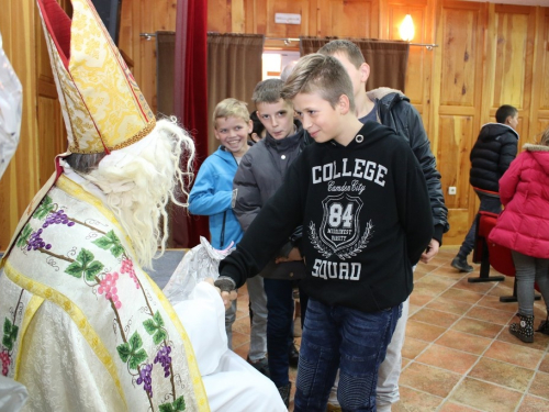 FOTO: Sv. Nikola i ove godine razveselio djecu u župi Rama Šćit