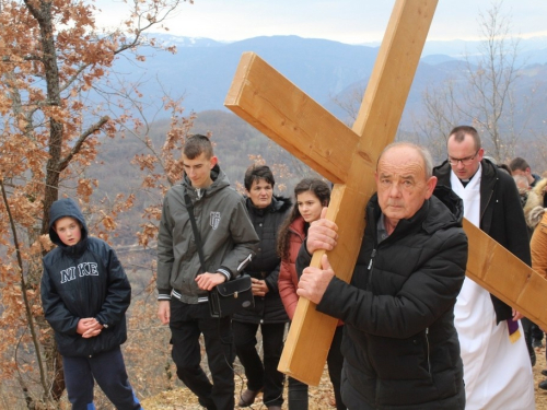 FOTO: Put križa na petu korizmenu nedjelju u župi Uzdol