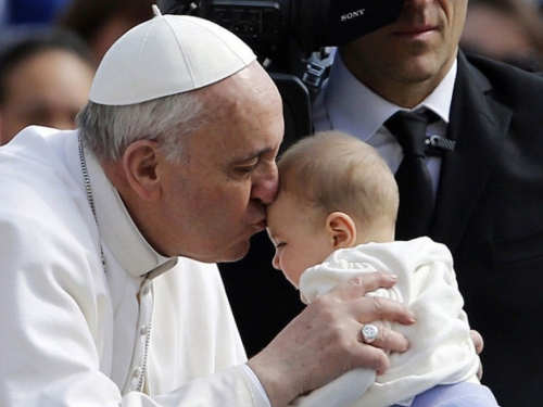Papa Franjo: Imati kućne ljubimce umjesto djece oduzima nam ljudskost
