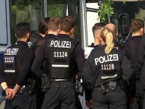 Njemačka: Muškarac nožem napao putnike u autobusu