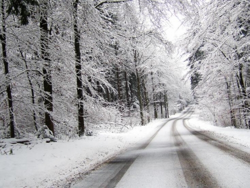 Vozači oprez: I dalje ima snijega po cestama