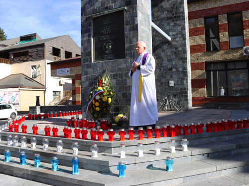 FOTO: Svi sveti - U Prozoru zapaljene svijeće za poginule i preminule branitelje