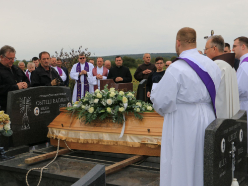 FOTO: Sahranjen fra Mario Radman, bivši župnik župe Rumboci