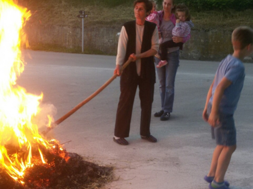 FOTO: Paljenjem svitnjaka Rama dočekuje sv. Ivu