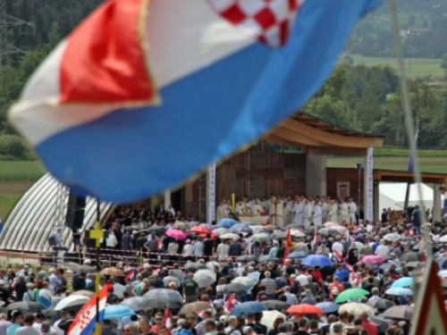 Papa smijenio biskupa koji je zabranio misu na Bleiburgu