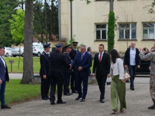 Heleza nitko ne šljivi: Trojac iz RS s policijom došao u vojarnu Kozara