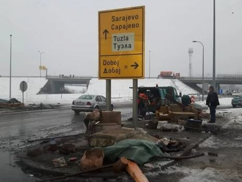 Policija deblokirala petlju Šićki brod, nekoliko boraca prevezeno u UKC Tuzla