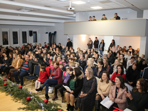 FOTO: Božićna priredba Osnovne škole u Rumbocima