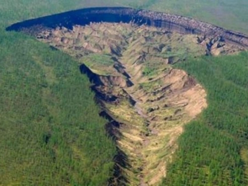 Vrata pakla: Gigantska rupa u Rusiji raste, nestaju snijeg i led