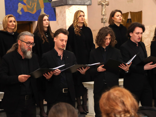 FOTO: Čuvarice pjesmom ispunile crkvu na Šćitu