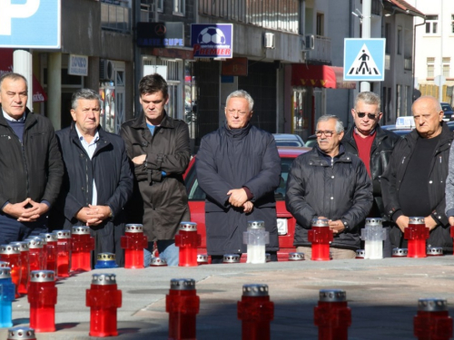 FOTO: Povodom Svih svetih u Prozoru zapaljene svijeće za poginule i preminule branitelje