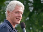Bill Clinton u svom domu drži kamenje iz BiH