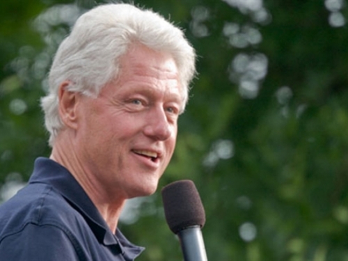 Bill Clinton u svom domu drži kamenje iz BiH