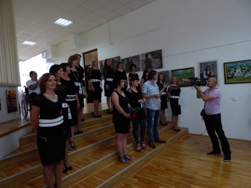 Etno skupina „Čuvarice“ na izložbi slika u Bugojnu