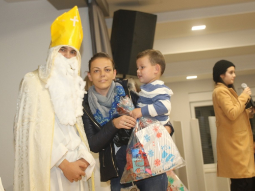 ​FOTO: Sv. Nikola razveselio mališane u Rumbocima