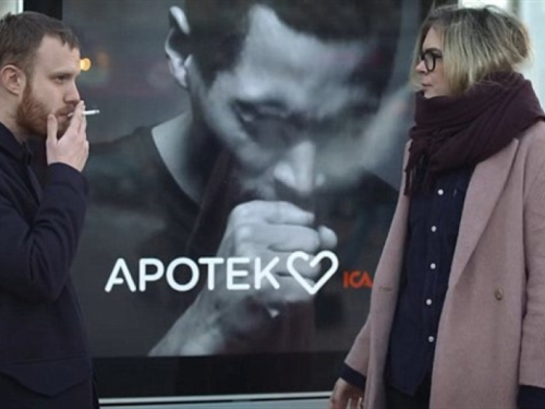 Reklamni oglas kašlje kada se pokraj njega prođe s cigaretom