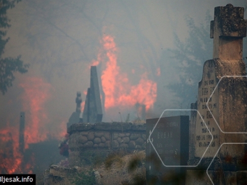 Kritično u Hodbini: Mještani i vatrogasci zajedno brane kuće